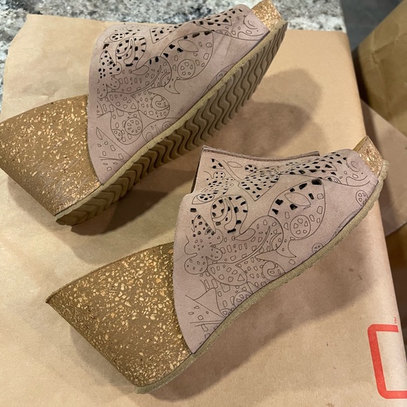 Mila Paoli tan suede sandals. Size 8.5. Original owner, great condition. - Picture 3 of 4